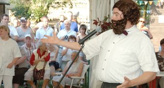 Sachsendorfer Festzelt wird zur Piazza -
<p class="artikelinhalt">Italienisches Flair, gespickt mit Witzen und selbst ausgedachten Sketchen gab es am Samstag zum Sachsendorfer Dorffest zu erleben. Für Schenkelklopfer im Publikum sorgte unter anderem der Auftritt von Opernsänger Pavarotti, gespielt von Jens Häßler. </p>