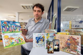 Sachsendruck in Plauen drohte das Aus - jetzt läuft die Produktion wieder dreischichtig - Sachsendruck-Geschäftsführer Ralf Fischer mit einem Teil des Sortiments des Unternehmens: Spezialisiert ist die Firma vor allem auf die Herstellung von Pappebüchern für Kinder.