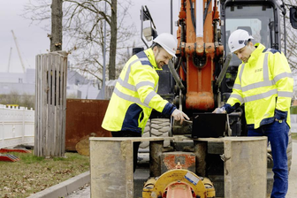 Südlich der Wilschdorfer Straße in Dresden wird gebaut. Von hier wird die neue Industriewasserleitung für die Dresdner Halbleiterhersteller unter der Straße in Richtung Flughafenpark verlegt. Die zwei Projektleiter aus dem Industriewasserbau Björn Bergmann und Erik Grubert verschaffen sich vor Ort einen Überblick.