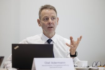 Olaf Adermann, SachsenEnergie-Stromeinkäufer, kennt sich aus mit Preistrends, die durch politische Einflüsse, Schwankungen, das Wetter und die Konjunktur sowie weitere Faktoren, beeinflusst werden.