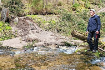 Sachsenförster steht zum Chaos: "Im Wald muss es unordentlich aussehen" - Christoph Irmisch von der GAW im Tal der Großen Bockau. An dieser Stelle hat sich von Harvestern aufgewühlter Schlamm in den Fluss ergossen. Tagelang war das Wasser trüb. 