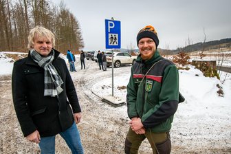Sachsenforst schafft in Olbernhau neuen Ausgangspunkt für Touren zu Fuß, mit dem Rad oder per Ski - Revierförster Florian Köhler (r.) übergibt den Wanderparkplatz an Bürgermeister Jörg Klaffenbach.
