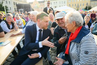 „Sachsengespräche“ neu aufgelegt: Kretschmer-Kabinett tagt bald in Zwickau, Vogtland und dem Erzgebirge - Sachsens Ministerpräsident Michael Kretschmer (CDU) hier beim Bürgergespräch zum jüngsten Tag der Sachsen in Sebnitz.