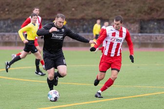 Sachsenklasse: Annaberger Fußballer sind jetzt wieder der Gejagte - Auf ihn gilt es besonders zu achten: Freibergs Spielertrainer Rico Thomas (l., hier im Hinspiel gegen Danny Nixdorf) ist mit 18 Toren bester Angreifer des kommenden VfB-Gegners.