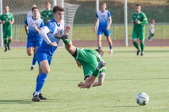 Sachsenklasse: Annaberger rücken Spitzenreiter auf die Pelle - Auch wenn es in dieser Szene Oelsnitz’ Manuel Strobel ist, der spektakulär in der Luft liegt, bleibt der VfB Annaberg (mit Luca Lautz, l.) der Überflieger der Liga.
