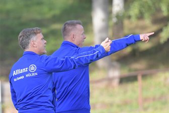 Sachsenklasse: Deshalb wurde die Partie Blau-Gelb Mülsen gegen Fortschritt Lichtenstein vom 1. Spieltag direkt auf Oktober verschoben - Coach Sven Fritzsche (hinten) und Co-TrainerTom Jahnel von Blau-Gelb Mülsen haben noch etwas mehr Zeit bis zum ersten Pflichtspiel der Saison.