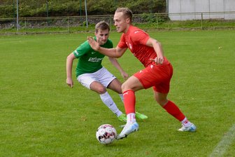 Sachsenklasse: Eigentor besiegelt Thalheimer Heimpleite - Nino Groschopp (links) und seine Thalheimer haben sich Aufsteiger Fortschritt Lichtenstein knapp mit 1:2 geschlagen geben müssen.