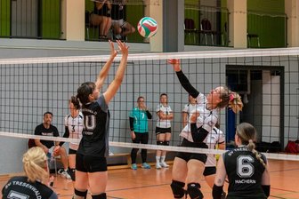 Sachsenklasse: Hormersdorfer Volleyballerinnen lassen es zum Auftakt krachen. - 52 Jahre ist Silke Hänel (in Weiß, am Netz) mittlerweile alt. Mit ihrer Routine und Flexibilität ist sie noch immer ein wichtiger Bestandteil des Teams.