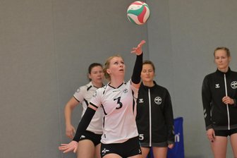Sachsenklasse: Hormersdorfer Volleyballerinnen liegen weiter auf Aufstiegskurs - Wacher Blick, volle Konzentration: Claudia Böttcher beim Aufschlag.