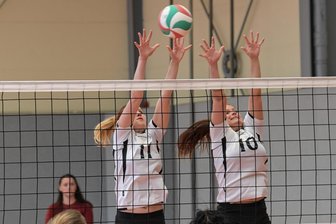Sachsenklasse: Hormissen packen die Playoffs - Bollwerk am Netz: Marlen Wendrock (links) und Christiane Maul vom SV Germania Hormersdorf sind am Netz in dieser Szene nicht zu überwinden.
