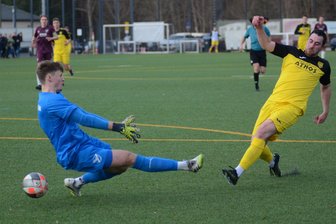 Sachsenklasse: Oelsnitzer Fußballer gewinnen wildes Kellerduell in Irfersgrün - Florian Wunder schiebt zum 3:1 ein. Irfersgrüns Keeper Edgar Oeser ist ohne Abwehrchance.