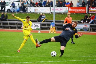 Sachsenklasse: Oelsnitzer Fußballer verlieren zweistellig - Kenny Daniel Hoyer vom Oelsnitzer FC (r.) wirft sich in einen Schuss von Marienbergs Riccardo Gläser. Am Ende ging sein Team mit 0:10 unter.