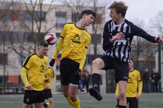 Sachsenklasse: Stollberger Fußballer fahren dritten Sieg in Serie ein - Zwei Torschützen im Duell: Til Fischer (rechts) erzielte das 2:0 für den FC Stollberg, Chris Ben Giesel machte es kurz vor Schluss noch einmal spannend.