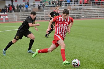 Sachsenklasse: Stollberger Fußballer gehen mit souveränem Heimsieg in die Winterpause - Nicolas Förster (am Ball) bereitete den ersten Stollberger Treffer von Eric Schumacher vor.