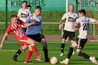 Sachsenklasse: Stollberger Fußballer patzen erneut - Auch Stollbergs Jordy Meusel (links) vermochte sich gegen die vielbeinige Syrauer Abwehr nicht durchzusetzen.