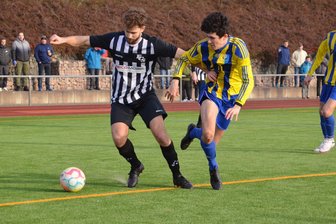 Sachsenklasse: Stollberger Fußballer schießen Auerbacher Reserve ab - Michael Neubert (links), hier gegen Annaberg, zeigte seine Klasse gegen Auerbach II mit einem Dreierpack.