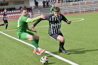 Sachsenklasse: Stollberger Fußballer unterliegen Merkur Oelsnitz nach eigener Zwei-Tore-Führung noch mit 2:3 - Bruno Albert (r) musste nach einer knappen halben Stunde verletzt raus. Danach lief bei den Stollbergern nichts mehr.