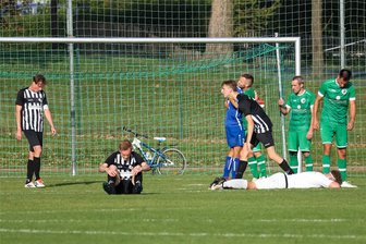 Sachsenklasse: Stollberger Fußballer verlieren in der Nachspielzeit - Niederlagen sind immer ärgerlich – die in Oelsnitz war es ganz besonders. Beim FCS herrschte nach dem Abpfiff Fassungslosigkeit.