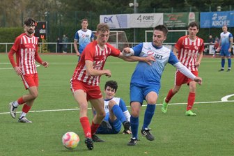 Sachsenklasse: Stollberger Fußballer wollen Bock umstoßen - In Mittweida zeigten die Stollberger um Til Fischer (2. v. l.) keine gute Leistung und verloren mit 1:2.
