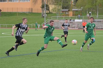 Sachsenklasse: Stollberger Fußballer wollen Platz an der Spitze behaupten - Beim letzten Aufeinandertreffen im April dieses Jahres setzten sich die Stollberger gegen Oelsnitz zuhause mit 4:1 durch. Til Fischer (links) erzielte damals die 1:0-Führung für die Gastgeber.