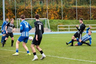 Sachsenklasse: Stollberger Kicker verlieren überraschend in Mittweida. - Mittweidas Moritz Eismann (rechts) trifft im Fallen zum 2:0 für sein Team gegen Stollberg.