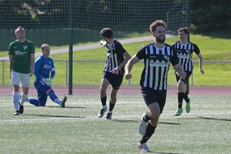 Sachsenklasse: Stollberger Torjäger trifft dreimal und wandert ab - Michael Neubert dreht jubelnd ab. In seinem letzten Spiel für den FCS erzielte er am Sonntag drei Treffer.