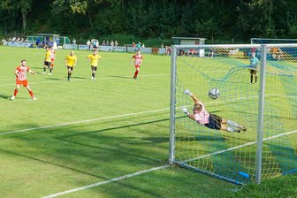 Sachsenklasse: Stollberger und Thalheimer Fußballer feiern Auswärtssiege - Hier muss der Ball hin: Michael Neubert zimmert auch den zweiten Elfer maßgenau in den Winkel. Mülsens Tormann Tomann streckt sich umsonst.