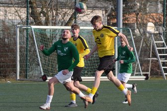 Sachsenklasse: Thalheimer Fußballer wollen Spitze verteidigen - Tom Mika (links), hier gegen Auerbach II, erzielte gegen Mülsen den ersten Thalheimer Treffer.