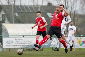 Sachsenklasse: Was die Fußballer des Oberlungwitzer SV und des SC Syrau nach dem emotionalen Saisonfinale 2023/24 vor dem Wiedersehen sagen - Vergangene Saison waren die Partien zwischen Oberlungwitz (am Ball: Stefan Rücker) und Syrau sehr umkämpft.
