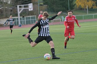 Sachsenklasse: Zum Hinrundenabschluss warten hohe Hürden auf Teams aus der Stollberger Region - Vor zwei Wochen trennten sich Stollberg und Wilsdruff 1:1. Til Fischer (l.) traf damals für den FCS.