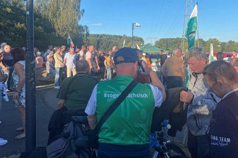 Sachsenlandhalle als Flüchtlingsunterkunft: Mehrere hundert Menschen demonstrieren in Glauchau mit den „Freien Sachsen“ - Zur Kundgebung vor der Sachsenlandhalle, die zur Asyl-Notunterkunft bestimmt worden ist, kamen etwa 700 Teilnehmer.