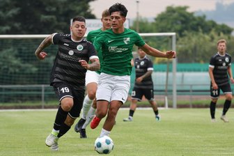 Sachsenliga: Thalheimer Fußballer kommen langsam in Form - Thalheims Neuzugang Junis Medjadji (am Ball) stand gegen Oelsnitz in der Startelf und musste später wegen einer Leistenverletzung ausgewechselt werden.
