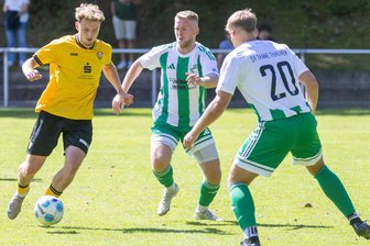 Sachsenliga: Thalheimer Fußballer ohne Chance bei Dresden-Laubegast - Pascal Förster (rechts), hier gegen die U 23 von Dynamo Dresden, flog in Laubegast vier Minuten vor Schluss vom Platz.