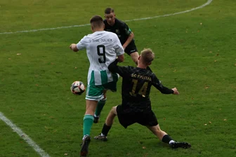 Sachsenliga: Thalheimer Fußballer sehen in Freital kein Land - Luca Groß setzt sich im Zweikampf gegen zwei Freitaler durch.