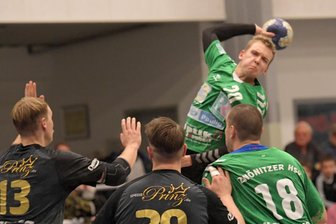Sachsenliga: Zwönitzer Handballer warten weiter auf ihr erstes Erfolgserlebenis - Max Briest (am Ball) flog eine Sekunde vor Schluss mit der dritten Zeitstrafe vom Feld, war mit acht Treffern aber bester HSV-Werfer.