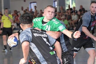 Sachsenliga: Zwönitzer Handballern stehen zehn Endspiele bevor - Doppelverantwortung: Max Briest, hier im Hinspiel gegen Weinböhla, will mit den Zwönitzer Männern im Rückspiel juben. Zudem betreut er bis Saisonende das Frauenteam.
