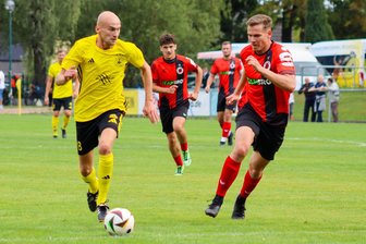 Sachsenligist Handwerk Rabenstein schlägt nächsten Aufsteiger, andere Chemnitzer Clubs sieglos - Im ersten Heimspiel der Saison siegten die Rabensteiner, hier mit Lukas Schirrmeister (li.) im Angriff, deutlich gegen den Dresdner SC.