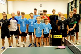 Sachsenmeister gibt Dörnthaler Tischtennis-Nachwuchs wertvolle Tipps - Unter Leitung von Sachsenmeister Nick Neumann-Manz (l.) holten sich elf Nachwuchsspieler des SV Dörnthal-Pockau wertvolle Tipps im Tischtenniscamp.