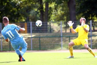 Sachsenpokal-Achtelfinale: Das sind die Ansetzungen - Daniel Frahn (links) überwindet hier Markranstädts Keeper Marc Hübner. Der CFC muss im Oktober nach Zwickau.