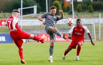 Sachsenpokal-Achtelfinale: FSV Zwickau gewinnt in Kamenz - Der FSV Zwickau hat sich gegen Kamenz durchgesetzt. Im Bild Florian Kärger (Kamenz, l.), Yannik Möker (Zwickau) und Miguel Rodrigues (Kamenz).