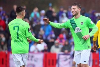Sachsenpokal: Aue zieht problemlos ins Halbfinale ein - Zwickau bezwingt Neugersdorf - Torjubel nach dem Treffer zum 0:2 durch Torschütze Tom Nattermann (re.)