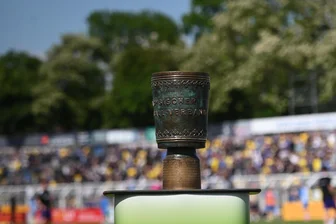 Sachsenpokal ausgelost: Das sind die Gegner von FC Erzgebirge Aue und FSV Zwickau - Um diesen Pokal geht es ab dem Spätsommer wieder. Das Endspiel in diesem Jahr gewann Lok Leipzig nach Elfmeterschießen gegen Erzgebirge Aue.