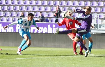 Sachsenpokal: Chemnitzer FC mit viel Mühe eine Runde weiter - Kostadin Velkov (Chemnitz) gegen Torwart Robin Köpsel ( Lößnitz).