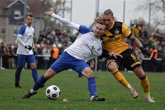 Sachsenpokal: Dynamo Dresden siegt beim VfB Empor Glauchau - Auf Zweikämpfe mit Manuel Schäffler (rechts) hatten sich die Glauchauergegen Dresden besonders gefreut. Hier stellt sich ihm Raphael Börner entgegen.