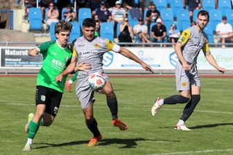 Sachsenpokal: Eigentor bringt Lunzenauer Fußballer auf die Verliererstraße - Der Lunzenauer Kapitän Elias Loth (M.), hier im Zweikampf mit Milan Havel, kann sich mit seinem Team nun auf die Punktspiele konzentrieren.