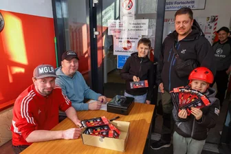 Sachsenpokal-Euphorie in Lichtenstein: Fans stehen für Karten fürs Spiel gegen FC Erzgebirge Aue an - Marcel Barthold und Lars Diering (von links) hatten beim Kartenvorverkauf am Donnerstag gut zu tun. Christian Egerland und seine Söhne freuen sich schon auf das Spiel.