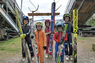 Sachsenpokal-Finale: 107 Starter auf Rodewischer  Steinbergschanzen - Sie sind für die WSG Rodewisch gestartet: von links Paul Lio Rink, Anna Schmalfuß, Jara Georgi, Moritz Schmalfuß und Malte Pfeifer.