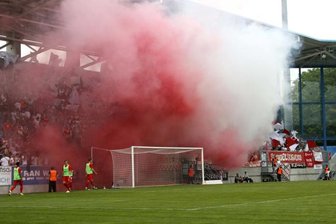 Sachsenpokal-Finale: Anzeigen wegen Volksverhetzung, Raubes und Gewaltdelikten - Rauch im FSV-Fanlager. Auch bei den Chemnitzer Fans wurde Pyrotechnik eingesetzt.