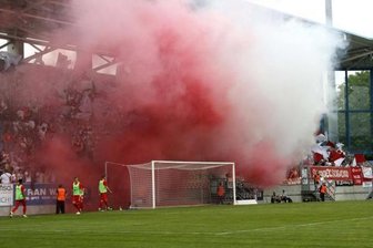 Sachsenpokal-Finale: CFC und FSV zu Geldstrafen verurteilt - Rauch im FSV-Fanlager. Auch bei den Chemnitzer Fans wurde Pyrotechnik eingesetzt.