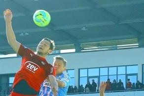 Sachsenpokal-Finale winkt: CFC und Zwickau treffen sich auf Augenhöhe - Duelle in der Luft und am Boden: Vorn steigen Zwickaus Robert Koch und Dennis Grote zum Kopfball hoch, dahinter kümmert sich CFC-Verteidiger Berkay Dabanli um Torjäger Ronny König.